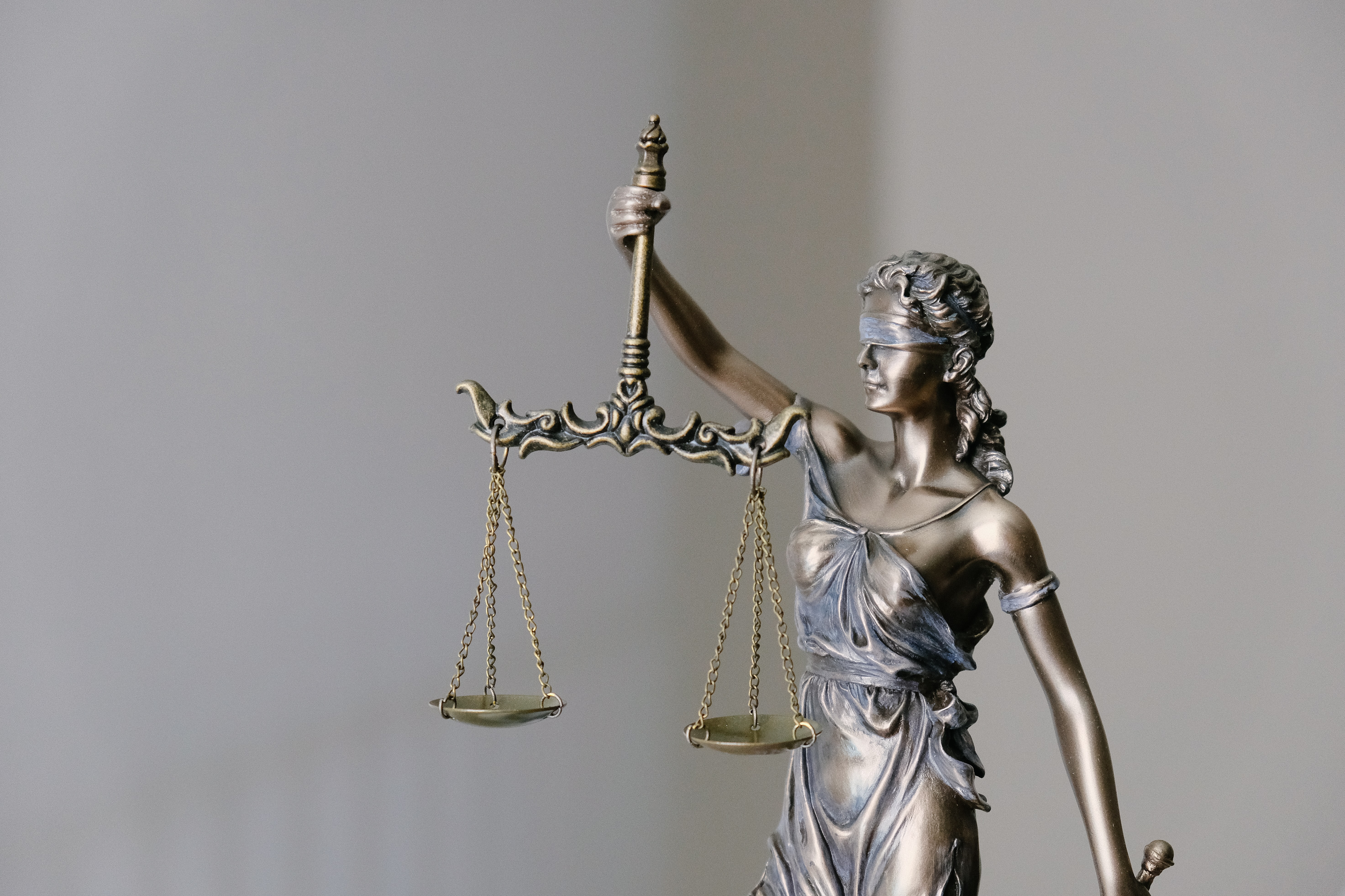 Imagem com o símbolo do curso do Direito, a balança.