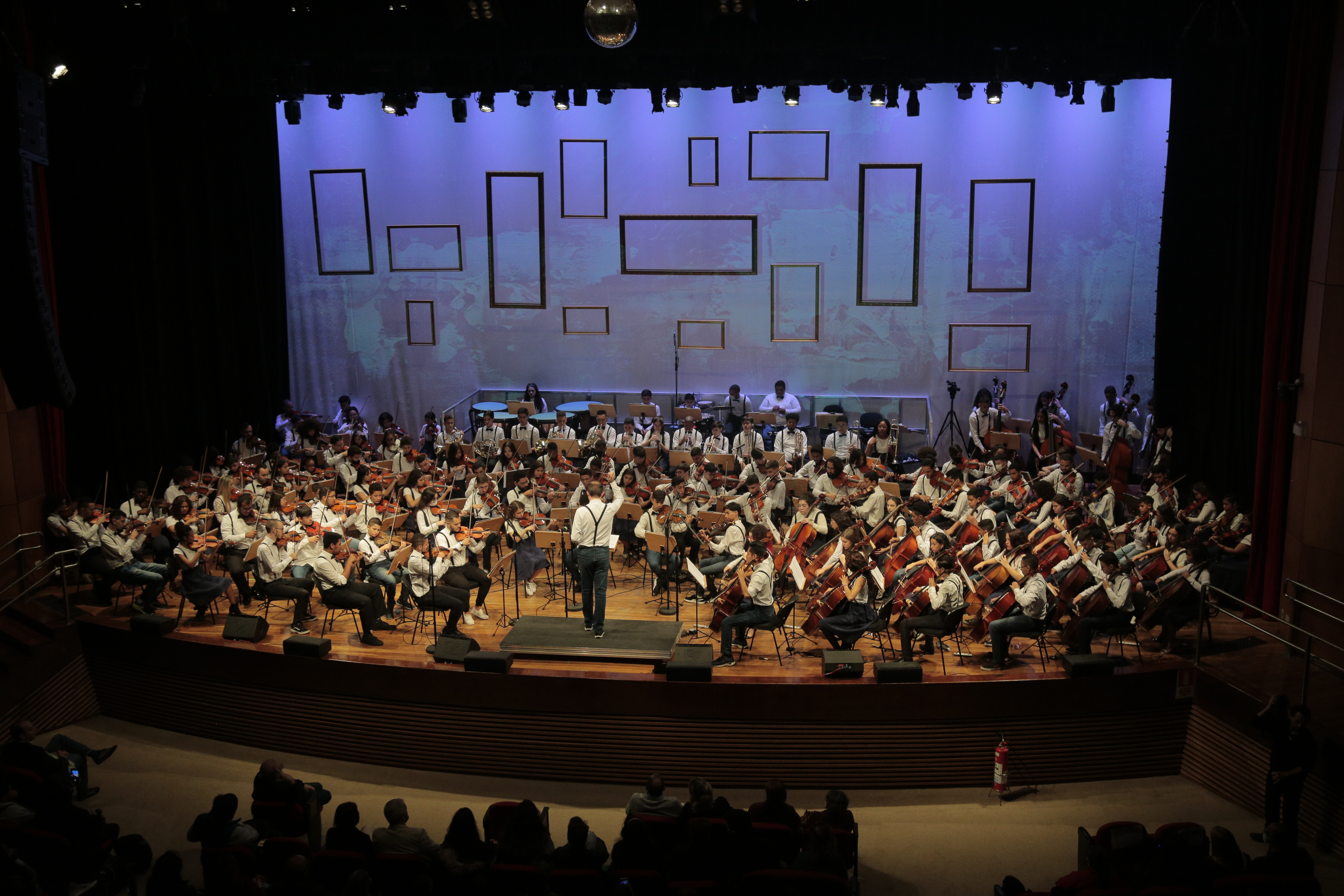 Orquestra Locomotiva se apresentando no auditório Ruy Barbosa.