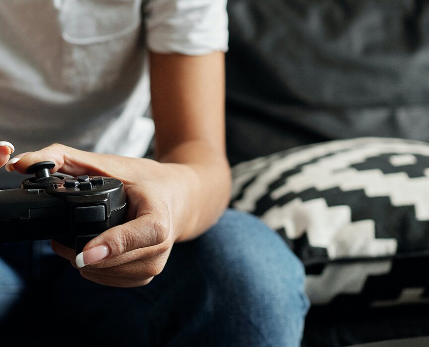 Menina jogando videogame em sala de estar 