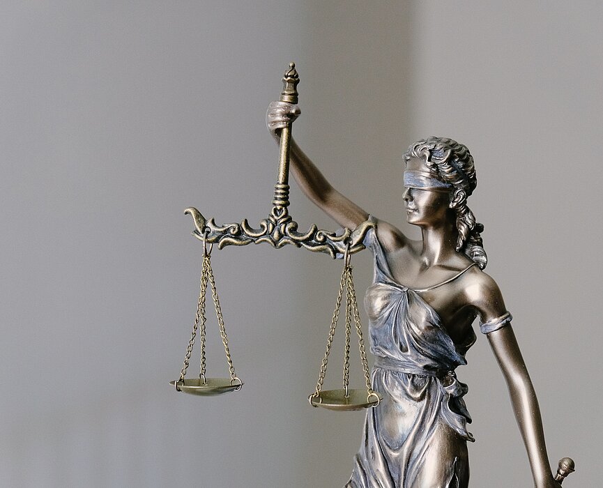 Imagem com o símbolo do curso do Direito, a balança.