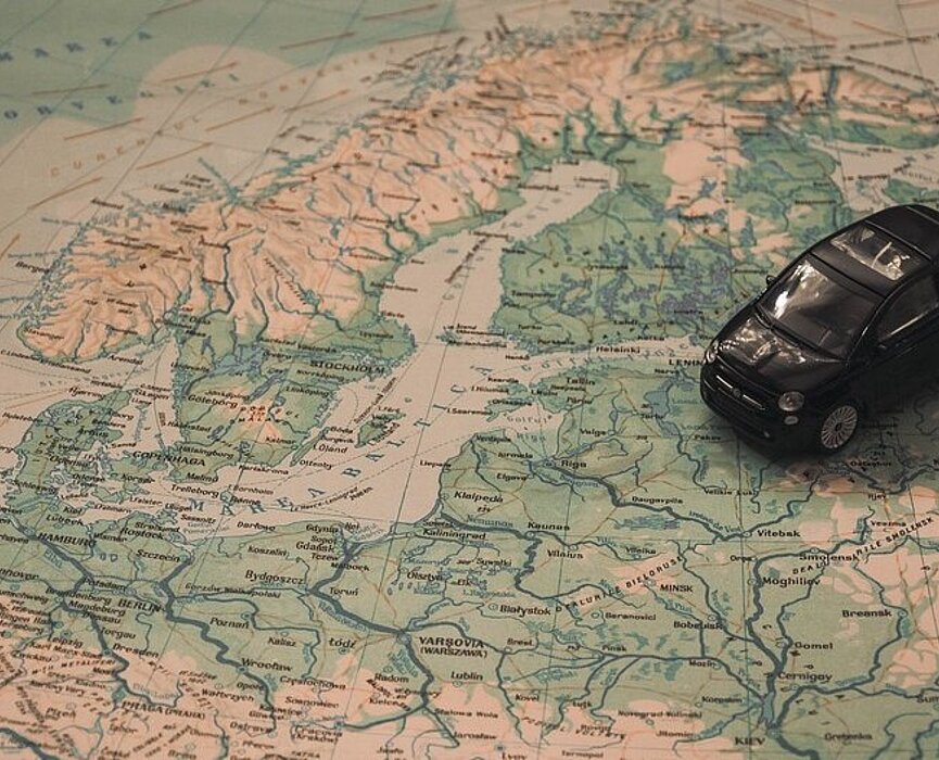 Mini carro em cima de um mapa