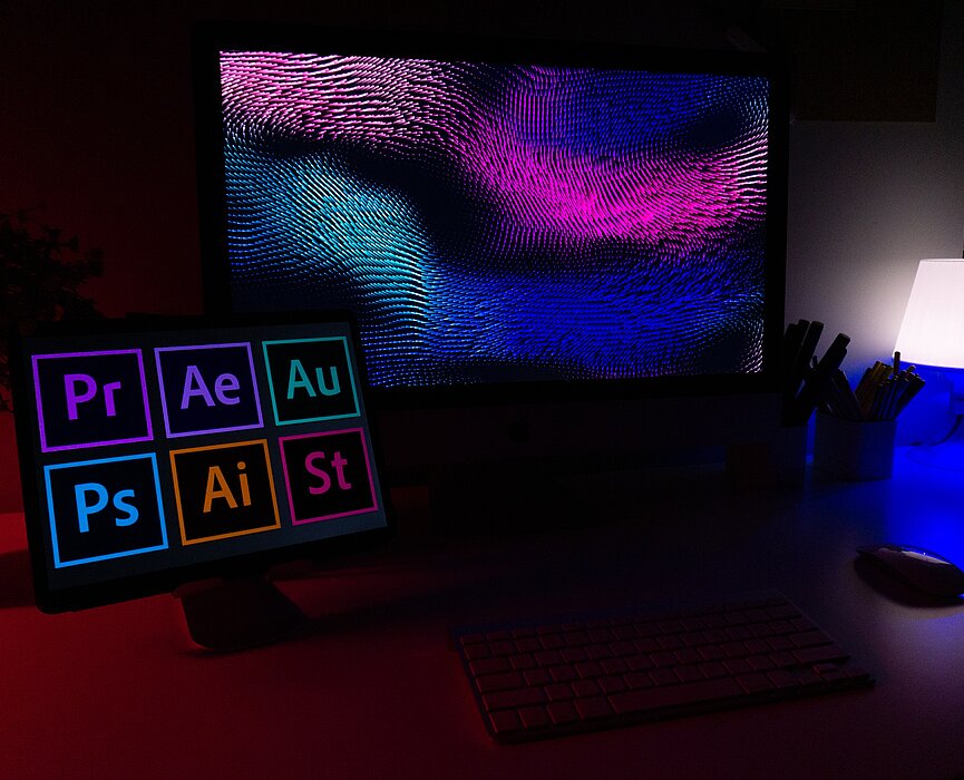 Imagem com um computador com aplicativos da empresa Adobe