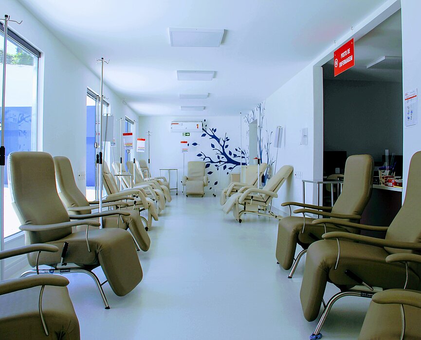 sala humanizada com poltronas para infusão de quimioterapia