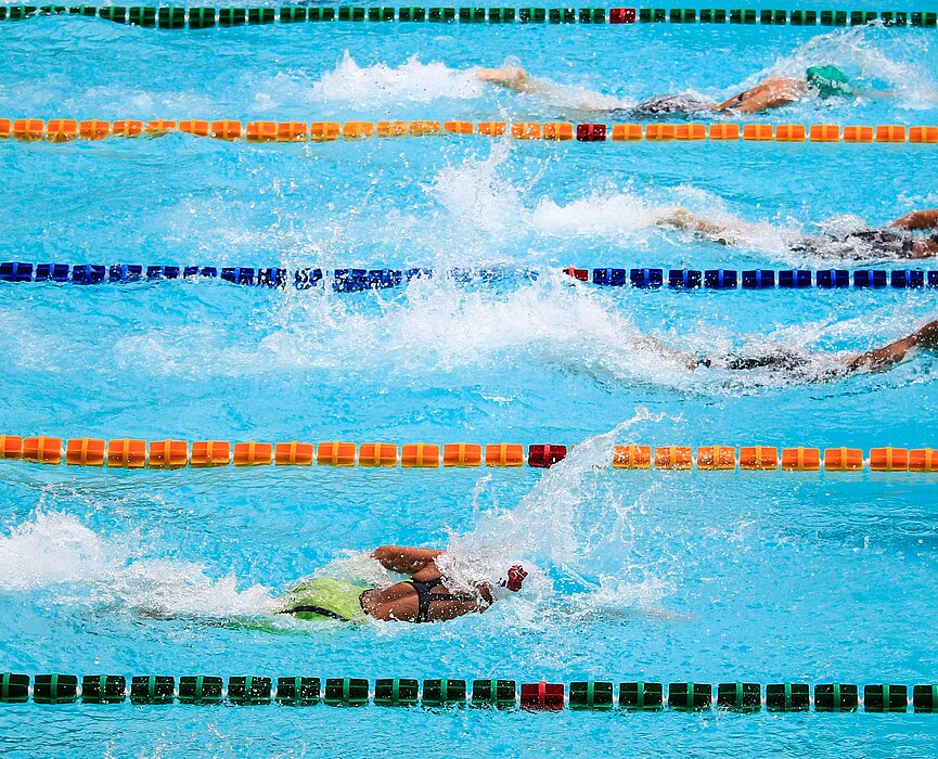 Atletas nadando em competição