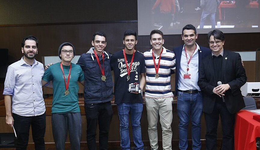 Equipe vencedora com o professor de Engenharia e o representante da empresa Festo.