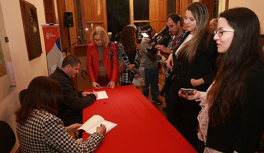 Maria da Luz Pereira e Gustavo Lassala dando autógrafos no Centro Histórico e Cultural Mackenzie