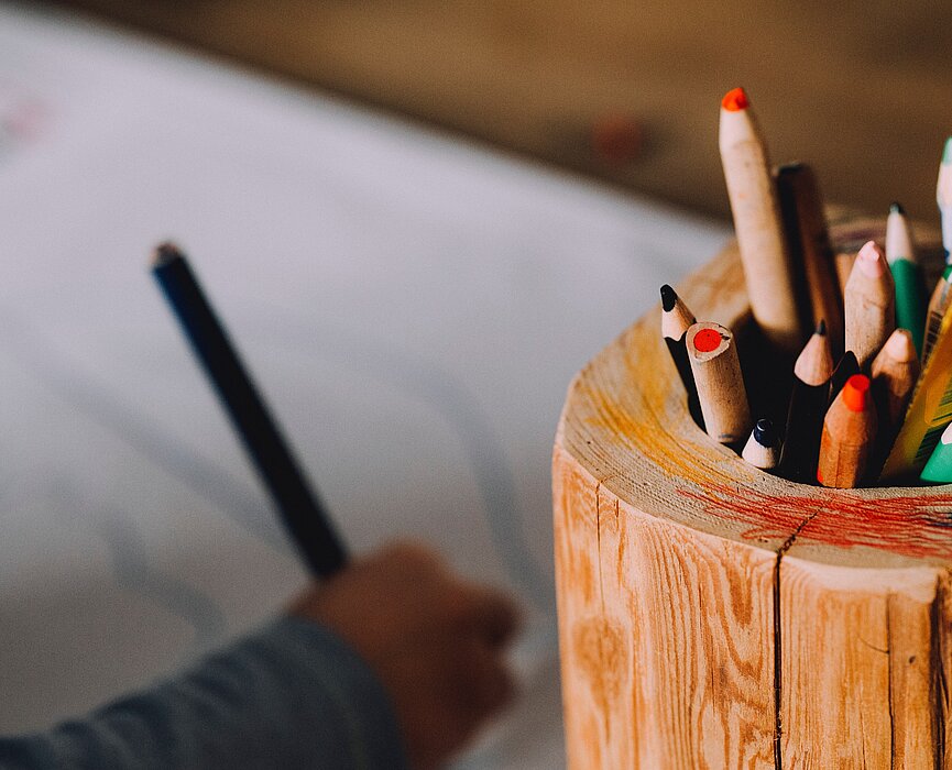 Mesa com lápis de cor. 