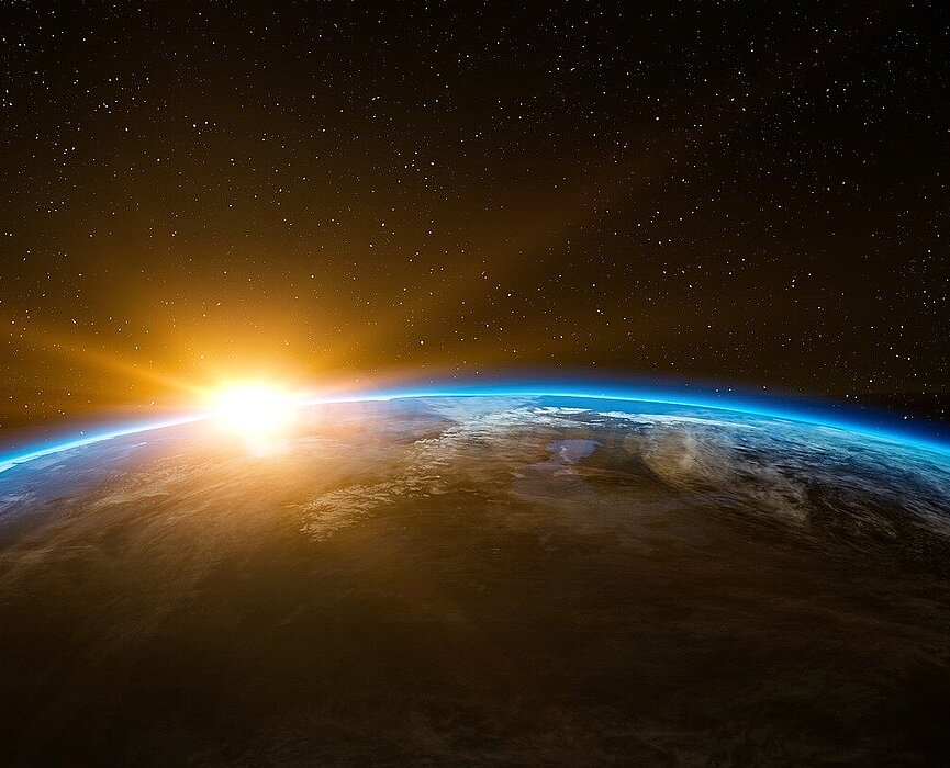 Planeta Terra visto de longe, com Sol ao fundo.