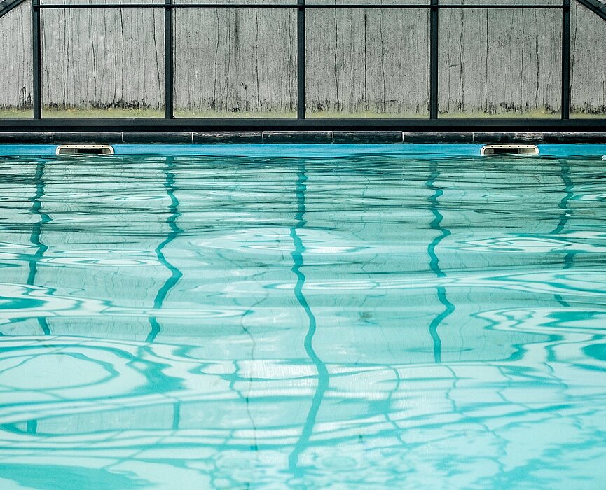 Foto de uma piscina, superfície da água.
