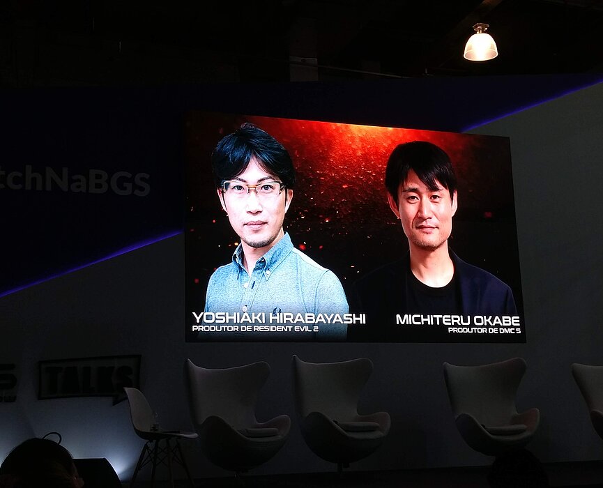 Foto dos produtores da Capcom projetadas em telão do evento