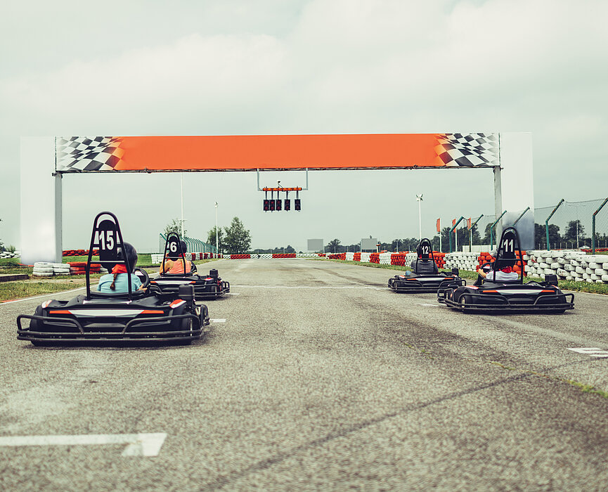 carros de kart posicionados para a largada em uma pista corrida 