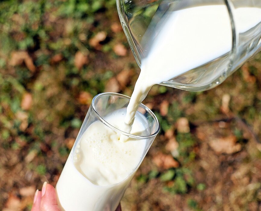 leite sendo colocado em um copo