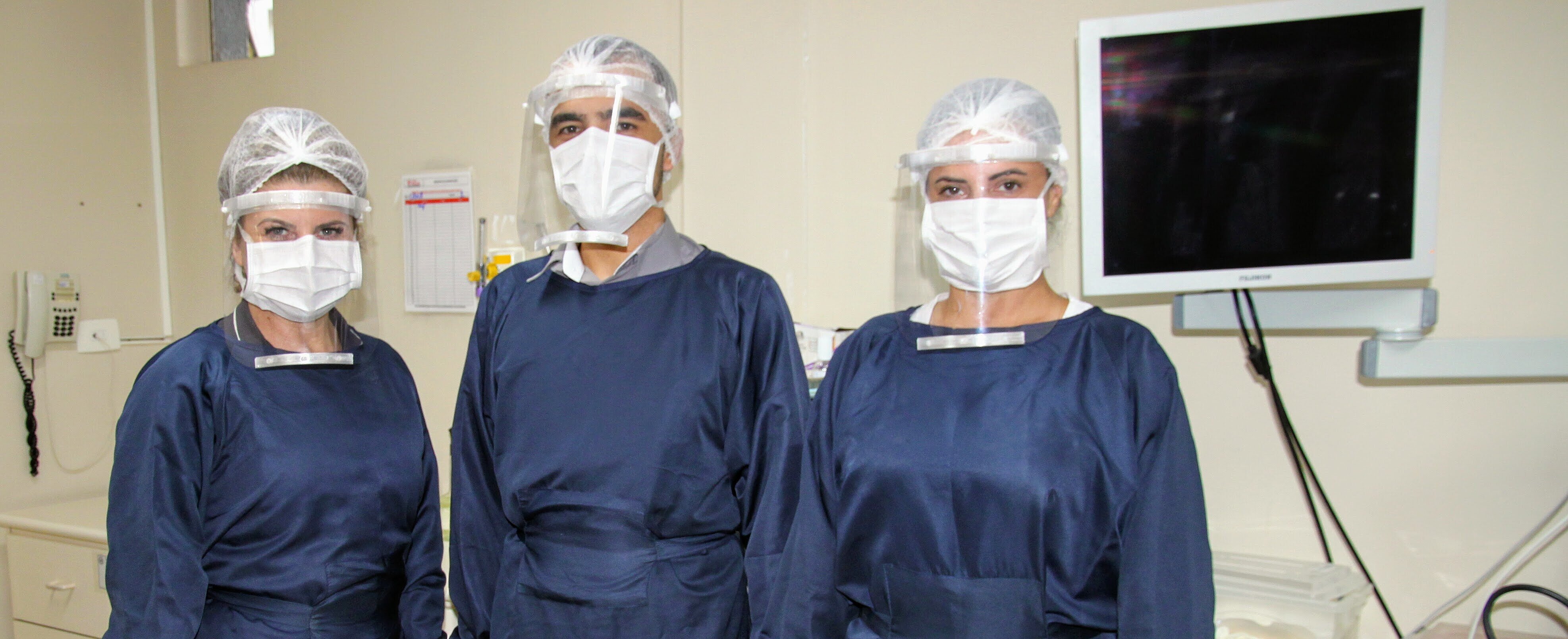 Médicos do HUEM posando com as novas máscaras