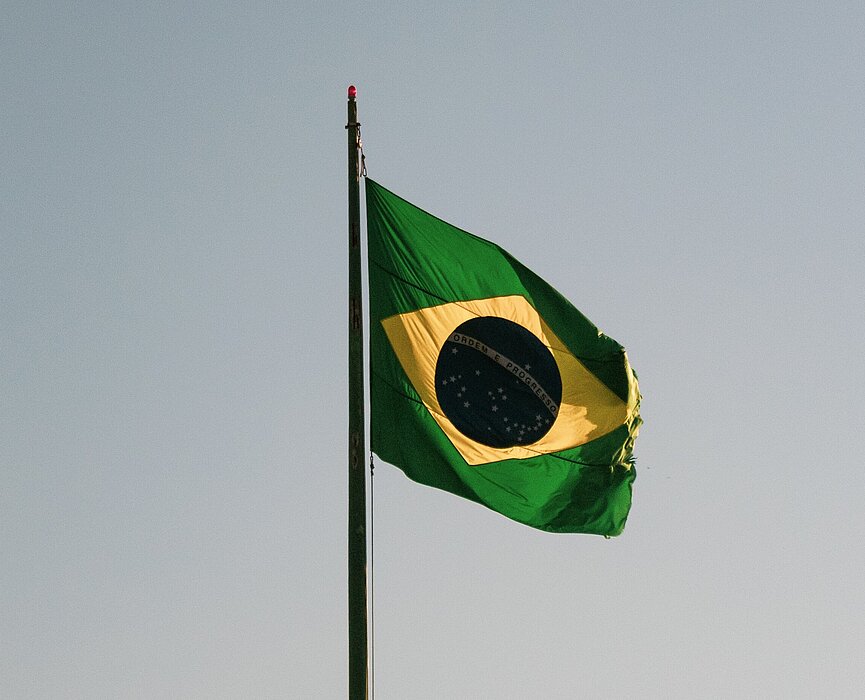 Bandeira do Brasil contra um céu de fim de tarde