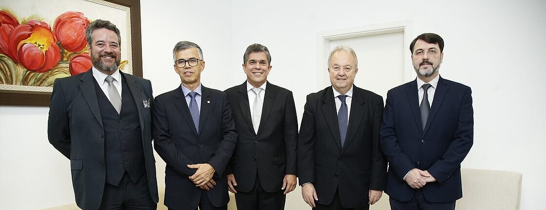 Da esquerda para direita: Davi Charles Gomes, José Inácio Ramos, Marco Tullio de Castro Vasconcelos, José Francisco Hintze Júnior e Mauro Meister.