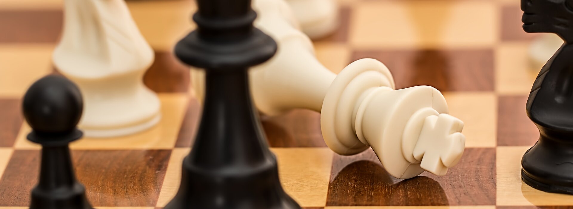 Tabuleiro de xadrez com o rei caído, fim do jogo